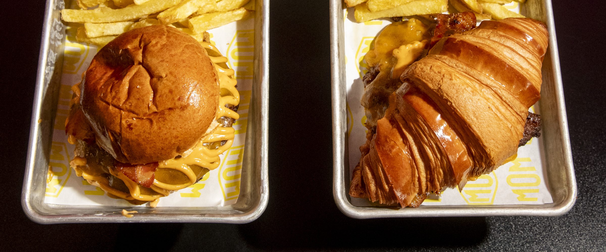 Hamburguesa WOW recién servida en el local