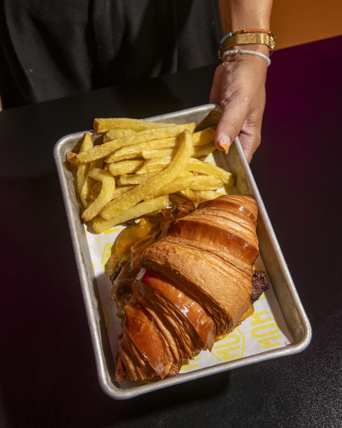 Bandeja con brioche de hojaldre, carne y patatas recién hechas