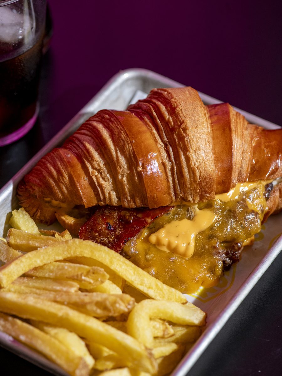 Brioche de hojaldre con carne y queso fundido, servido en el local